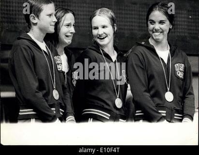 Sep 01, 1972 - Olympische Spiele in München: Foto zeigt die amerikanische Schwimm-Team nach dem Gewinn der 4 × 100 m Freistil (Damen) Finale in einer neuen Welt und olympischer Rekordzeit während der Olympischen Spiele in München abgebildet. Stockfoto