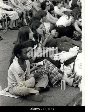 Sept. 03, 1972 - London Festival für Jesus treffen auf Clapham Common.: viele junge Menschen versammelten sich auf Clapham Common gestern zu hören, einige der Referenten, die Teilnahme an der London Festival für Jesus Rallye Teil eines fünf-Tage-Festival endet heute mit einem Service in Trafalgar Quadrat. Foto zeigt Applaus für einen Redner von diesen jungen Mitgliedern des Publikums während der gestrigen Sitzung auf Clapham Common. Stockfoto