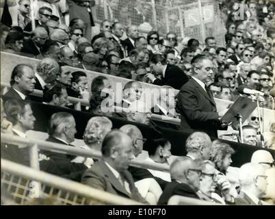 Sept. 07, 1972 - wurde das Denkmal für die Opfer eines Terroranschlags während der Spiele in München statt. Auf der Tribüne von links nach rechts, Willy Brandt (Leiter der israelischen Delegation), Samuel Lalkin, Avery Brundage (Präsident des Internationalen Olympischen Komitees), stehend, Botschafter Ben Chorine. Auf der rechten Seite mit Brille, Bundespräsident Heinemann. Stockfoto