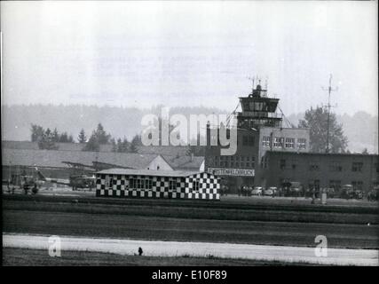 Sept. 09, 1972 - Terroranschlag auf das Olympische Dorf in München.: während der Dreharbeiten auf dem Militär-Flughafen von Fürstenfeldbruck, wurde der Turm schwer beschädigt (Bild), der Münchner Polizist Anton Fliegerbauer (32) wurde erschossen. Links den Hubschrauber, die Polizeiwagen rechts Stockfoto