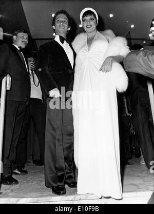 Sängerin Liza Minnelli mit Joel Grey bei Kabarett-premiere Stockfoto