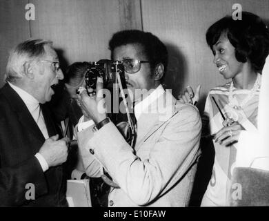 Sänger Sammy Davis Jr. nimmt Bilder Stockfoto