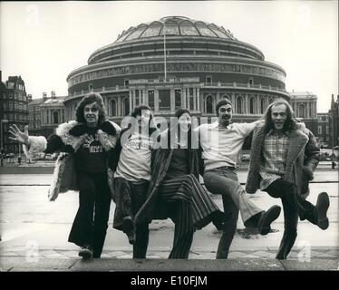 1. Januar 1973 - Steeleye Span zu geben Albert Hall Konzert der Gruppe: Die Briten Folkgruppe Steeleye Span, nur kehrte von einer erfolgreichen amerikanischen Tour - sind, um ein Konzert heute Abend in der Royal Albert Hall - die letzte in der Reihe "Fanfare for Europe''. Das Foto zeigt die Steeleye Span-folk-Gruppe außerhalb der Albert Hall heute. (L, R): Bob Johnson; Tim Hart; Maddy Prior; Peter Ritter und Rick Kemp. Stockfoto