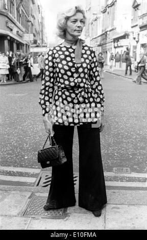 Schauspielerin Lauren Bacall in den Straßen von London Stockfoto