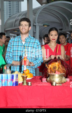 Schauspielerin Jamie Chung besucht beten Zeremonie der Film es schon morgen in Hongkong mit ihrem Freund Bryan Greenberg in Hong Kong, China am ist Montag Mai 19,2014. Stockfoto