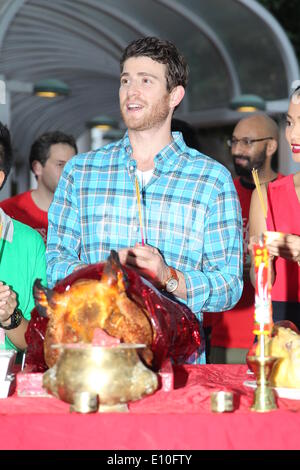 Schauspielerin Jamie Chung besucht beten Zeremonie der Film es schon morgen in Hongkong mit ihrem Freund Bryan Greenberg in Hong Kong, China am ist Montag Mai 19,2014. Stockfoto