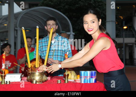 Schauspielerin Jamie Chung besucht beten Zeremonie der Film es schon morgen in Hongkong mit ihrem Freund Bryan Greenberg in Hong Kong, China am ist Montag Mai 19,2014. Stockfoto