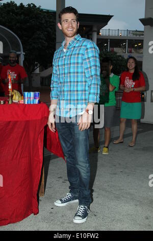 Schauspielerin Jamie Chung besucht beten Zeremonie der Film es schon morgen in Hongkong mit ihrem Freund Bryan Greenberg in Hong Kong, China am ist Montag Mai 19,2014. Stockfoto