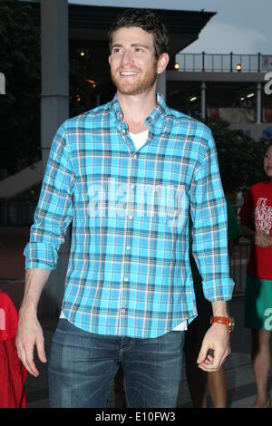 Schauspielerin Jamie Chung besucht beten Zeremonie der Film es schon morgen in Hongkong mit ihrem Freund Bryan Greenberg in Hong Kong, China am ist Montag Mai 19,2014. Stockfoto