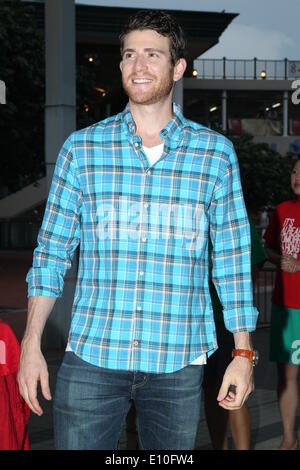 Schauspielerin Jamie Chung besucht beten Zeremonie der Film es schon morgen in Hongkong mit ihrem Freund Bryan Greenberg in Hong Kong, China am ist Montag Mai 19,2014. Stockfoto