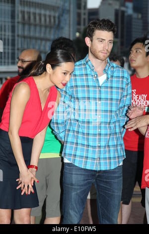 Schauspielerin Jamie Chung besucht beten Zeremonie der Film es schon morgen in Hongkong mit ihrem Freund Bryan Greenberg in Hong Kong, China am ist Montag Mai 19,2014. Stockfoto