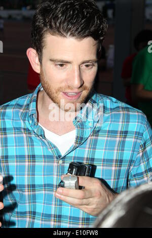 Schauspielerin Jamie Chung besucht beten Zeremonie der Film es schon morgen in Hongkong mit ihrem Freund Bryan Greenberg in Hong Kong, China am ist Montag Mai 19,2014. Stockfoto