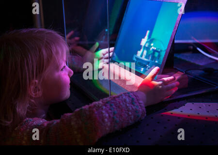 Besucher, die im Alter von 4 Jahren fotografiert und bewundern Sie eine Anzeige von Hologrammen beim Tag der offenen Tür (was etwa alle zwei Jahre) Schule Reise / Besuch am National Physical Laboratory (NPL), Teddington. London. VEREINIGTES KÖNIGREICH. Stockfoto