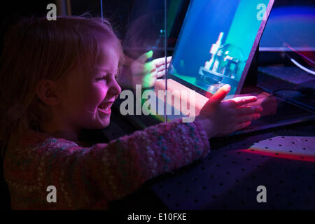 Besucher, die im Alter von 4 Jahren fotografiert und bewundern Sie eine Anzeige von Hologrammen beim Tag der offenen Tür (was etwa alle zwei Jahre) Schule Reise / Besuch am National Physical Laboratory (NPL), Teddington. London. VEREINIGTES KÖNIGREICH. Stockfoto