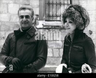 1. Januar 1973 - kaiserlichen Gäste in St. Moritz: Schah Reza Pahlevi und seine kaiserlichen Frau tatsächlich verbringen Winter Urlaub in des Schahs Villa Suvretta in St. Moritz, wo sie verwenden, um mehrmals im Jahr zu bleiben. Der Schah und Farah Diba sind bekanntermaßen sehr gern Ski. Foto zeigt Schah Reza Pahlevi und Farah Diba vor ihrer Villa Suvretta. Stockfoto