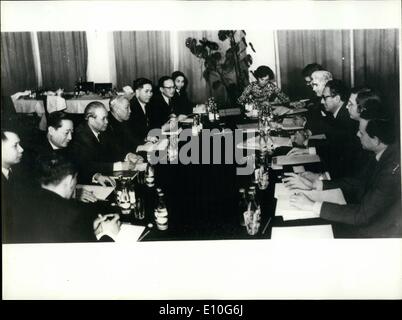 1. Januar 1973 - erste Bild der geheime Gespräche zwischen amerikanischen und Nord-Vietnam Delegierten: rechts auf die amerikanischen Delegierten (von rechts nach links): George Aldrich, Winston Lord, Henry Kissinger, William Sullivan, Peter Rodman Links: Le Duc Tho gegenüber Herrn Kissinger mit Xuan Thy (links) und Nguyen Co Thach, stellvertretender Minister für auswärtige Angelegenheiten. Stockfoto