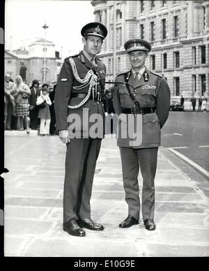 10. Oktober 1972 - Generalleutnant Roman Besuche des Verteidigungsministeriums: Generalleutnant P.V.E. Roman, Chef des Stabes, belgischen Landstreitkräfte, der dieses Land auf Einladung des General Sir Michael Carver, Chef des Generalstabs, besucht heute ging in das Verteidigungsministerium. Foto zeigt Generalleutnant P.V.E. Roman (rechts), im Bild wird von General Sir Michael Carver, begrüßt, als er im Verteidigungsministerium heute ankam. Stockfoto