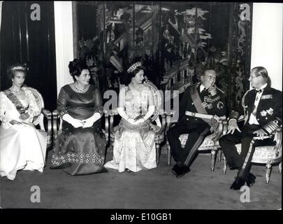 19. Oktober 1972 - Staatsbesuch nach Jugoslawien: H.M The Queen und The Duke of Edinburgh, begleitet von Prinzessin Anne, sind auf einem Staatsbesuch in Jugoslawien - der erste Staatsbesuch von einem britischen souveränen in einem kommunistischen Land. Foto zeigt HM The Queen, The Duke of Edinburgh und Prinzessin Anne abgebildet mit Präsident Tito und seine Frau vor dem Staatsbankett gegeben im Federal Executive Council Building, am ersten Tag des Staates zu besuchen. Stockfoto