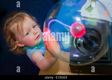 Besucher – im Alter von 2 Jahren – genießt das Spiel mit einer Plasma-Ball auf dem Display während eines seltenen Tag der offenen Tür das National Physical Laboratory in Teddington, London, UK. Stockfoto