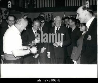 1. Januar 1973 - besuchte der Ministerpräsident Herr Edward Heath gestern der London International Boat Show im Earls Court. Foto zeigt Herr Heide gesehen, genießen Sie einen Witz, wenn er die spanische Fremdenverkehrsamt Stand mit spanischen Sherry Ölspender Julio Degado auf linken Seite besucht. Stockfoto