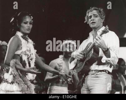 1. Januar 1973 - Paris, Frankreich - Datei Foto: ca. 1973. Legendäre Schauspieler MARLON BRANDO ist im Alter von 80 Jahren von unbekannten Ursachen in Los Angeles gestorben. Seine lange Karriere enthalten Filme wie "A Streetcar Named Desire,' 'Apocalypse Now' die x-rated"der letzte Tango in Paris"handeln und seine berühmt-berüchtigten"The Godfather"(Bild) Im Bild: Gitarre bei einem UNICEF-Vorteil. Stockfoto