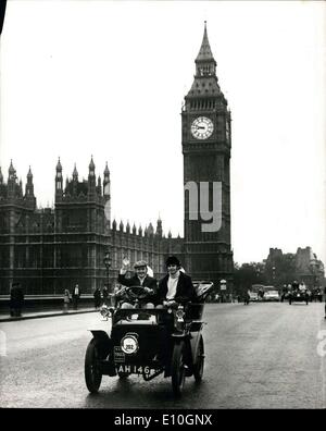 5. November 1972 - London-Brighton Veteran Car Run? Die jährlichen London to Brighton Veteran Car Run fand heute, 250 Auto aus 15 Ländern nahmen Teil. Foto zeigt: Rennfahrer Graham Hill gibt eine Welle kommt er in Westminster Bridge fahren 1903 Wolsey. Die zwei Passagiere sind Schauspielerin Dora Bryan und Sängerin Penny Lane. Uhr / Keystone Stockfoto