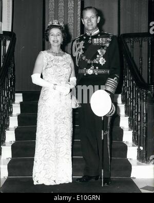 11. November 1972 - The Queen silberne Hochzeit: ein Foto posierten speziell im Buckingham Palace auf ihrer Majestät Rückkehr aus dem House Of Lords heute (31. Oktober 1972), wo sie Zustand Parlament eröffnet. Die Königin wird in ein Bild zur Veröffentlichung im Zusammenhang mit der Feier des ihre silberne Hochzeit, die am 20. November ist mit The Duke Of Edinburgh gesehen. Stockfoto