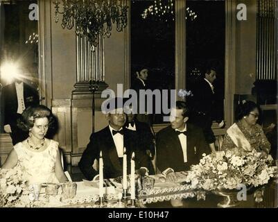 11. November 1972 - Präsident von Indonesien auf Staat besuchen, Belgien: Fotoshows. Präsident Suharto in Indonesien im Bild mit König Baudouin und Königin Fabiola während des Banketts im königlichen Palast in Brüssel. auf der linken MME Suharto. Stockfoto