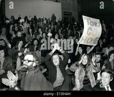 11. November 1972 - neue '' Student Minister'' bekommt stürmischen Empfang: Herr Norman St.John Stevas, neue parlamentarische unter Sekretär der Staten, Ministerium für Bildung und Wissenschaft, erhielt heute einen stürmischen Empfang im Queen Elizabeth Hall, South Bank, London, als er die Bezeichnung Zeremonie von der North Polytechnic, Holloway besuchte. Es war eines seiner ersten Engagements seit seiner Ernennung Herrn Heath neu mischen. Foto zeigt Schüler winken einen Banner und Zwischenrufe Mr.Norman St.John Stevas während seiner Rede bei der Verleihung heute. Stockfoto