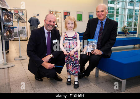 Teddington, London, UK. 20. Mai 2014. Junge Besucher (im Alter von 4 Jahren, Zentrum, wer ist Modell freigegeben) Posen mit Dr. Brian R. Bowsher – Managing Director des N.P.L. (links) – und Vincent Kabel M.P., Secretary Of State for Business, Innovation and Skills (rechts), während ein Tag der offenen Tür (was nur etwa alle zwei Jahre) am National Physical Laboratory (NPL), Teddington fotografiert. London. VEREINIGTES KÖNIGREICH. Dienstag, 20. Mai 2014. © David Gee/Alamy. Stockfoto