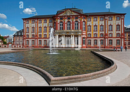 Schloss Bruchsal wurde im barocken Stil der Mitte des 18. Jahrhunderts erbaut, beginnend um 1720, und diente als die offizielle Residenz der Bischöfe von Speyer. Ihr Zentrum war eine dreiflügelige Gebäude, das auf den Plänen von Maximilian von Welsc basierte Stockfoto