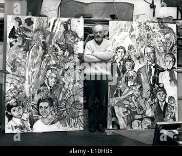 2. Februar 1973 - Künstler stellt Königsfamilie unter Vögel und Blumen: John Bratby, der umstrittene Künstler von Blackheath, London, hat zwei 6' x 4' Gemälde der königlichen Familie abgeschlossen. Eines zeigt die Queen und Prinz Phillip und ihre Familie mit einem separaten Speicherort für Prinzessin Margaret und Lord Snowdon. Sie scheinen glücklich zu sein, Eulen, Fasane und Sonnenblumen in der üblichen Bratby freche Weise umgeben. Das Foto zeigt Künstler John Bratby in seinem Atelier mit seinen zwei Gemälde der königlichen Familie abgebildet. Stockfoto