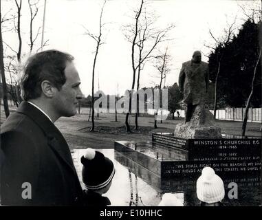 30. November 1972 - Statue von Sir Winston Churchill enthüllte an der St. Margarets Bay: die Bronze-Statue von Sir Winston Churchill des Bildhauers Oscar Nemon, errichtet in den Pinien Garten, St. Margarets Bay in der Nähe von Dover, Kent, wurde heute von seinem Enkel enthüllt, Mr Winston Churchill M.P. Foto zeigt Herr Winston Churchill M.P. im Bild Blick auf die Statue seines Großvaters, nachdem er es heute vorgestellt hatte. Stockfoto