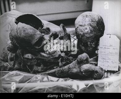 12. Dezember 1972 - neue Spur im Fall von '' Reichsleiter'' Martin Bormann? Zwei Knochen, Schädel und Oberschenkel wurden bei Ausgrabungen in Berlin mindestens Woche, Lehrt Station gefunden. An seiner Stelle Martin Bormann soll der "Ersatz" von Adolf Hitler auf seiner Flucht 1945 getötet werden. Die Frankfurter Staatsanwaltschaft schickte die zahnärztliche Form der Nazi-Führer nach Berlin Stockfoto