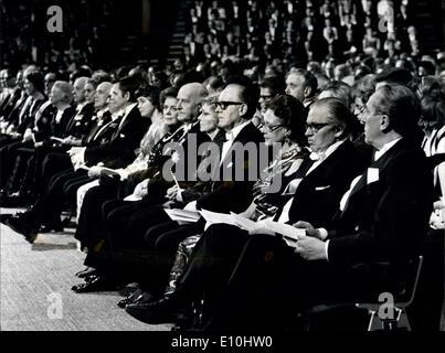 12. Dezember 1972 - Nobelpreisverleihung in Stockholm: wegen einer schweren Erkältung konnte sich der schwedische König Gustav Adolf von Schweden in Stockholm am Sonntag zu den Nobelpreis-Präsentationen. Die Preise wurden von seinem Enkel, Kronprinz Carl Gustav übergeben. Stockfoto