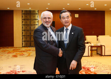 (140521)--SHANGHAI, 21. Mai 2014 (Xinhua)--Chinese Foreign Minister Wang Yi (R) trifft sich mit seinem iranischen Amtskollegen Mohammad Javad Zarif in Shanghai, Ost-China, 21. Mai 2014. (Xinhua/Zhang Yuwei) (Lfj) Stockfoto