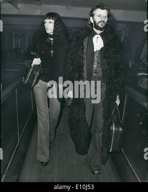 3. März 1973 - Ringo aus nach New York: Foto zeigt Ex-Beatle Ringo Starr und seine Frau Maureen, abgebildet in Heathrow gestern vor seiner Abreise nach New York - beide tragen Astrachan-Mäntel. Ringo ist ein neues Album zu diskutieren. Stockfoto