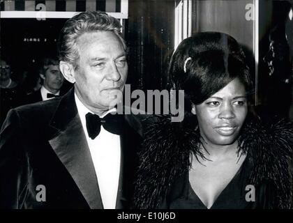 3. März 1973 - Peter Finch und Eletha planen zu heiraten: 56 Jahre alte Schauspieler Peter Finch und seiner Freundin Eletha Barrett, 30, im Bild wenn sie letzte Nacht Royal Film Performance in London, von dem Film '' The Lost Horizon'', in welche Finch Stars besucht. Peter hat angekündigt, dass sie einige Male schnell vorzugsweise heiraten möchte in England. Stockfoto