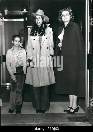 3. März 1973 - Princess Grace und Kinder Weg nach Amerika. Fürstin Gracia Patricia von Monaco und ihre Töchter, Prinzessin Caroline, 16 und ihre jüngere Schwester Prinzessin Stephanie, verließ London Flughafen nach Amerika, wo sie Ostern verbringen. Princess Grace und Prinzessin Stephanie waren angekommen, um Prinzessin Caroline zu sammeln, die in der Schule in England gewesen ist. Keystone-Fotoshows:-Prinzessin Grace mit ihren Töchtern, Prinzessin Caroline und Prinzessin Stephanie, abgebildet in London am Flughafen vor der Abreise. Stockfoto