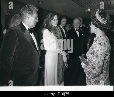 3. März 1973 - Royal Film Performance: HM The Queen gesehen im Gespräch mit der amerikanischen Schauspielerin Sally Kellerman, im Odeon Theater, Leicester Square. London, Sterne letzte Nacht vor der Royal Film-Aufführung von "The Lost Horizon'', welche Miss Kellerman. Auf der Suche auf, sind zwei andere Stars des Films, Peter Finch (links) und Sir John Gielgud. Stockfoto