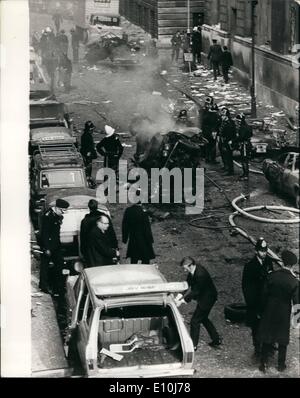 3. März 1973 - EXPLOSION IN WHITEHALL. KEYSTONE-FOTOSHOWS:-die Szene in Whitehall heute Nachmittag zeigen Feuerwehrleute runden das Auto, nachdem es heute Nachmittag explodiert war, schwere Schäden verursachte. Stockfoto