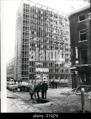 3. März 1973 - Blasten Bombe In London. Ein Mann wurde getötet und 212 Verletzte in den zwei Autobombe Explosionen, die London schüttelte. Einer war außerhalb der Old Bailey und der andere ging in Great Scotland Yard von Whitehall. Foto zeigt:-das war die Szene zeigt den Krater hinterließ die Autobombe Explosion im Old Bailey, zeigt im Hintergrund die zerbrochene Fenster von einem hohen Bürogebäude. Stockfoto