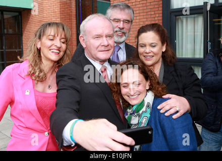 Sinn Féin Martin McGuinness richtet Selfie mit Partei Führer Gerry Adams, Martina Anderson, Lynn Boylan & Mary Lou McDonald am Stockfoto