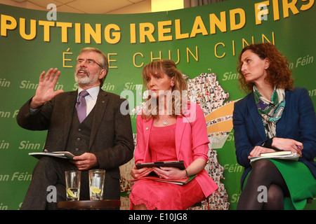 Sinn Féin Partei Führer Gerry Adams sitzt mit den Wahlen zum Europäischen Parlament Kandidaten Martina Anderson und Lynn Boylan, Stockfoto