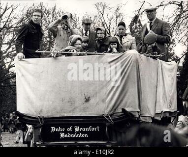 14. April 1973 - Badminton Horse Trials - Mitglieder der königlichen Familie besuchen: Fotoshows Mitglied der königlichen Familie auf dem Grand Wachen Bauernhof Warenkorb der Langlauf-Event. (V.l.) Lord Snowdon, 1/8Rince Philip, Königin Elizabeth, die Königinmutter, Prinz Edward, hm die Königin Lady Sarah Armstrong-Jones. Prinzessin Margaret, der Herzog von Beaufort, und Viscount Lindley, suchen sehr gelangweilt mit dem Verfahren. Stockfoto