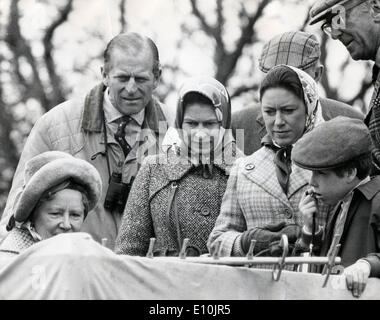 Die königliche Familie sieht fern Stockfoto