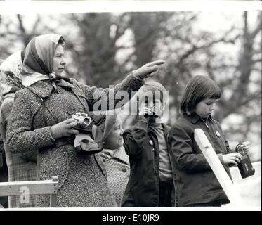 16. April 1973 - Royals im Badminton horse Trials: Mitglieder der königlichen Familie besucht das dreitägige Badminton Horse Trials. Foto H.M zeigt die Königin, Kamera in der Hand ist zu sehen, zeigen, während die Badminton Horse Trials am Samstag mit kleinen Prinz Edward, Holding Fernglas beobachten und Lady Sarah Armstrong-Jones-Tochter des Pirncess Margaret sieht ihre Kamera. Stockfoto