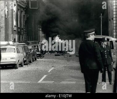 3. März 1973 - Explosion in Whitehall. Foto zeigt die Szene in Whitehall heute Nachmittag das lodernde Auto kurz nachdem es explodiert war. Stockfoto