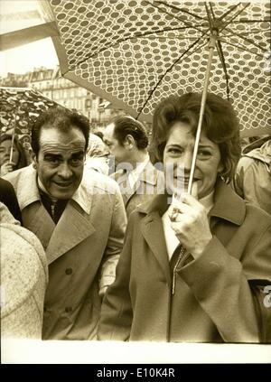 1. Mai 1973 - hier ist Georges Marchais, Sekretär der kommunistischen Partei Frankreichs, an der traditionellen Maifeiertag parade in Paris, trotz des schlechten Wetters. Stockfoto