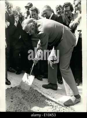 Mai 1973 - Richtfest des Nationaltheaters; gestern fand die 'Richtfest'-Zeremonie für das ca. 10 Millionen Nationaltheater an der South Bank in London statt. Das Foto zeigt, wie Lord Olivier das letzte Loch auf dem Dach des neuen Nationaltheaters füllt, bei der gestrigen Richtfeier. Stockfoto